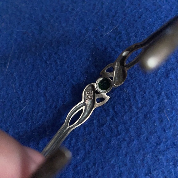 Sterling bangle with brilliant green stone - Picture 2 of 3